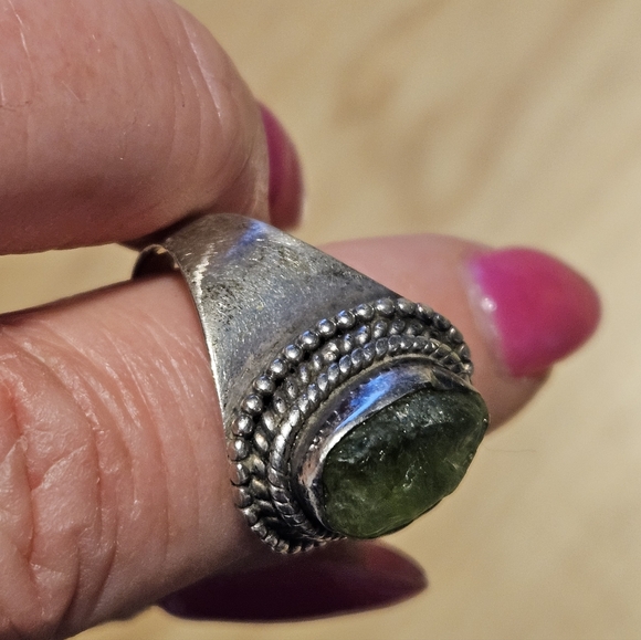 Raw Peridot Green & Silver Ring - Size 8-9 Maybe? - Picture 4 of 5